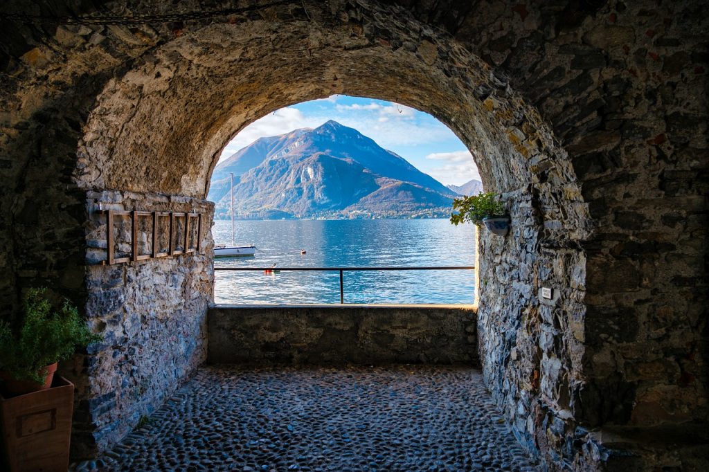 Boat tour Varenna Archway with views